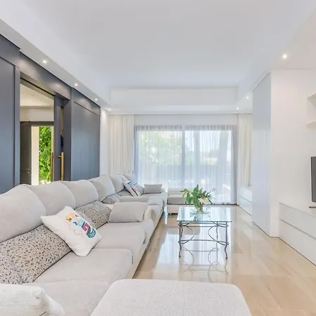 Diagonal Villa